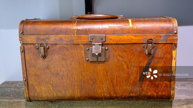 一个保存完好的老式木制旅行箱图片素材
