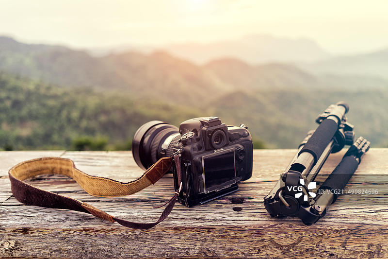 旅行摄影师设备与美丽风景背景，旅行与放松概念图片素材