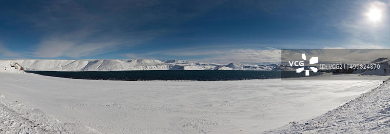 冰岛雷克雅未克附近的克莱法尔瓦特恩湖的冬日景色图片素材