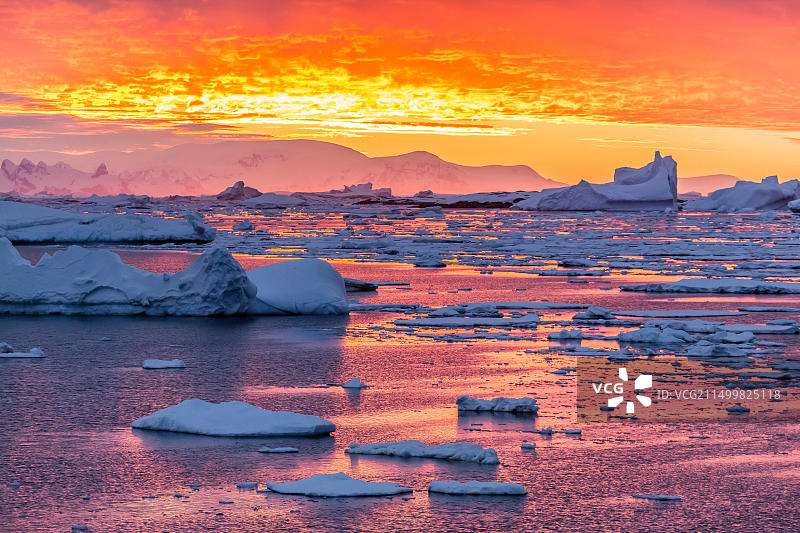 南极洲普莱诺岛附近冰山和浮冰日落图片素材