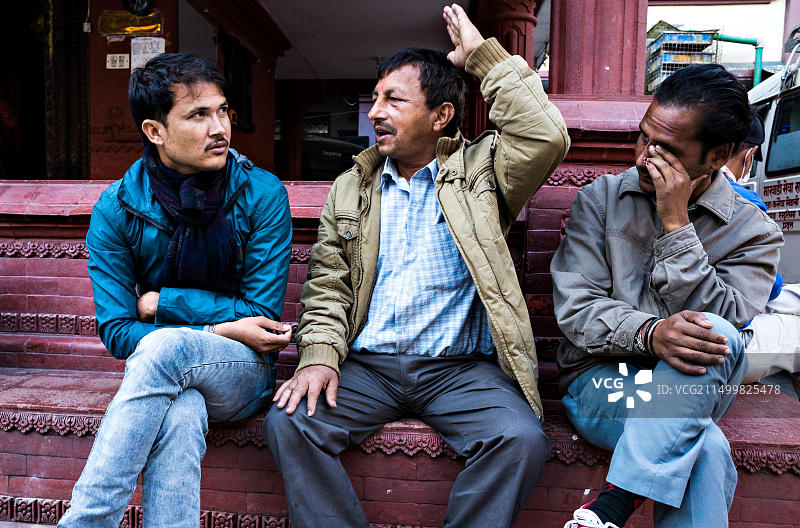 在加德满都休闲聊天的三个尼泊尔男人旅行肖像图片素材