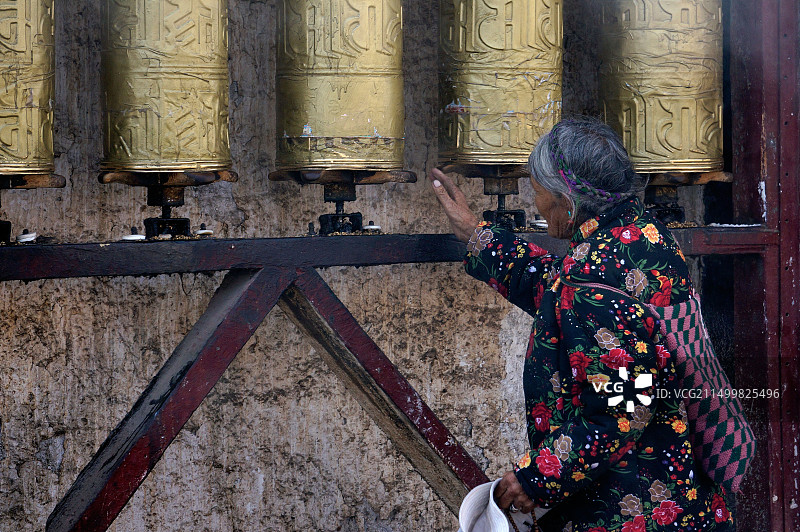 藏族朝圣者在拉萨行走和吟唱祈祷词，街头纪实摄影图片素材