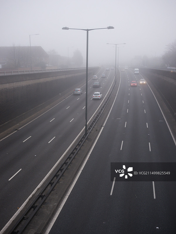 汽车行驶在伦敦纽莫尔登A3公路的雾中图片素材