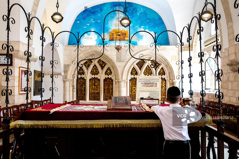 男孩在耶路撒冷老城的塞法迪犹太教堂读书，中东以色列图片素材
