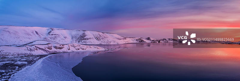 冰岛凯莱法瓦特湖的冬季日落（无人机拍摄）图片素材