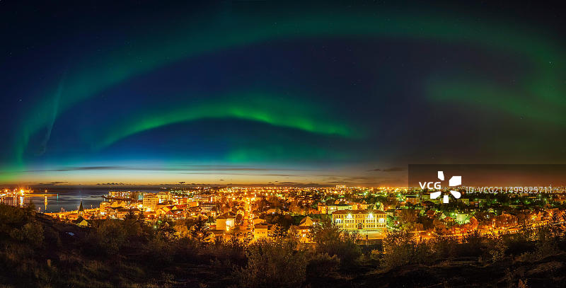 冰岛雷克雅未克郊区哈夫纳夫约杜尔上空的北极光图片素材