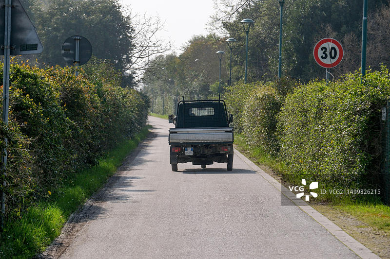 圣埃拉斯莫岛：紫色朝鲜蓟之乡，居民出行靠比亚乔Ape汽车图片素材
