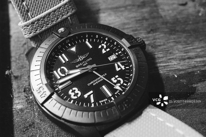 百年灵复仇者夜间任务GMT腕表：DLC钛金属旅行潜水表图片素材