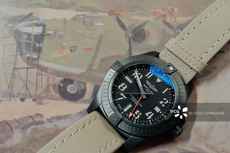 百年灵复仇者夜间任务GMT腕表：DLC钛金属旅行潜水表图片素材