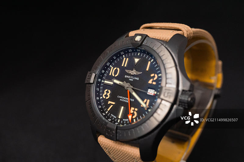 百年灵复仇者夜间任务GMT腕表：DLC钛金属旅行潜水表图片素材