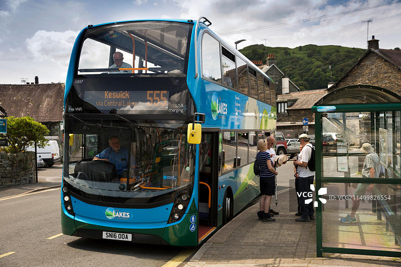英国坎布里亚郡安布尔赛德凯尔西克路的湖区巴士之旅图片素材