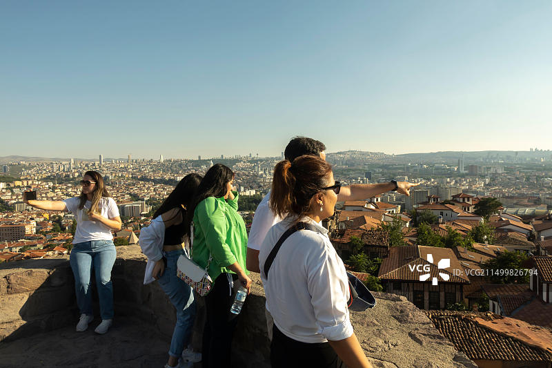 安卡拉旅游：游客在安卡拉城堡欣赏土耳其首都美景，该城堡建于7世纪图片素材