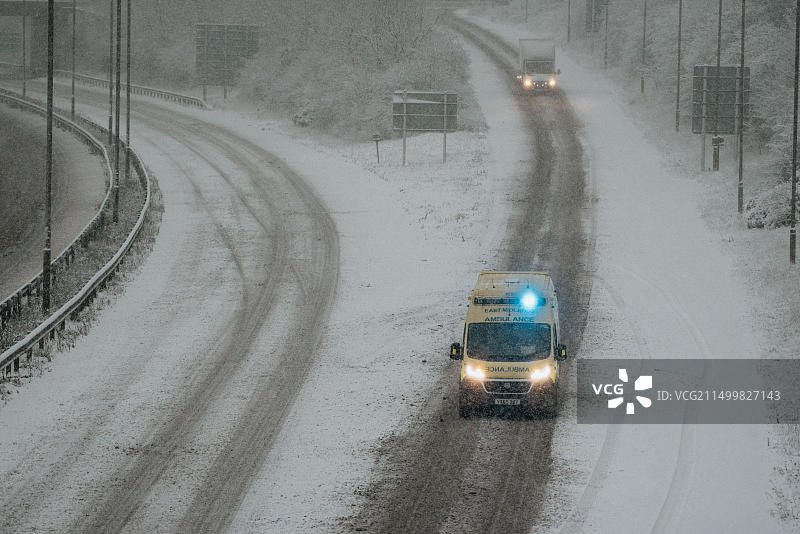 暴雪天气影响出行：凯特灵附近A14公路交通受阻图片素材