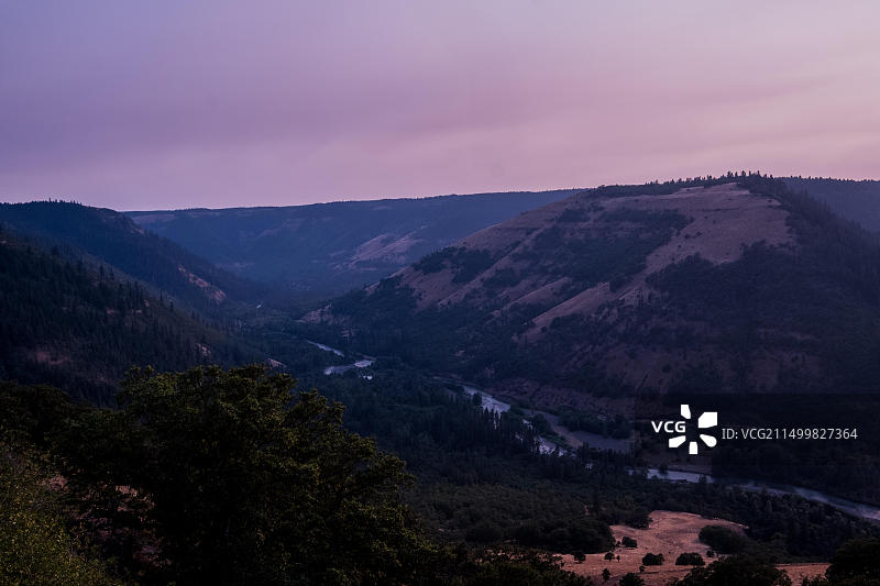 紫色山脉水石风光图片素材