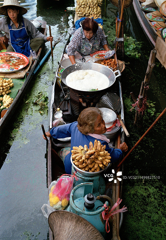 泰国曼谷附近的丹嫩沙多水上市场图片素材