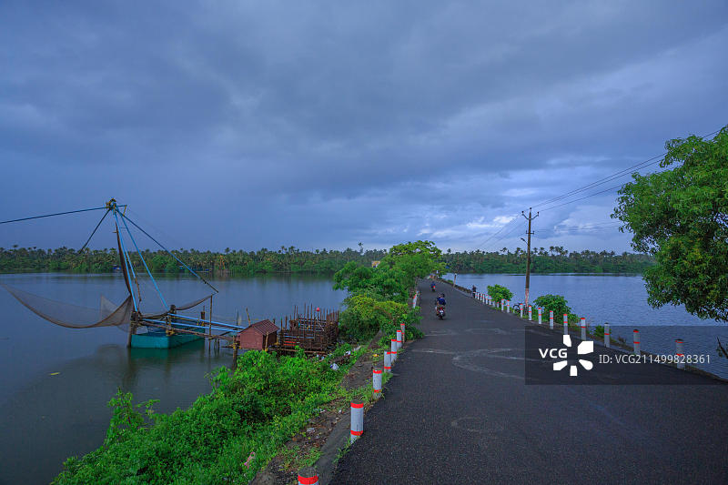 喀拉拉邦泻湖的公路风光图片素材