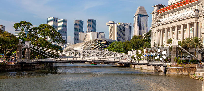 新加坡河畔的富勒顿酒店和中央商务区图片素材
