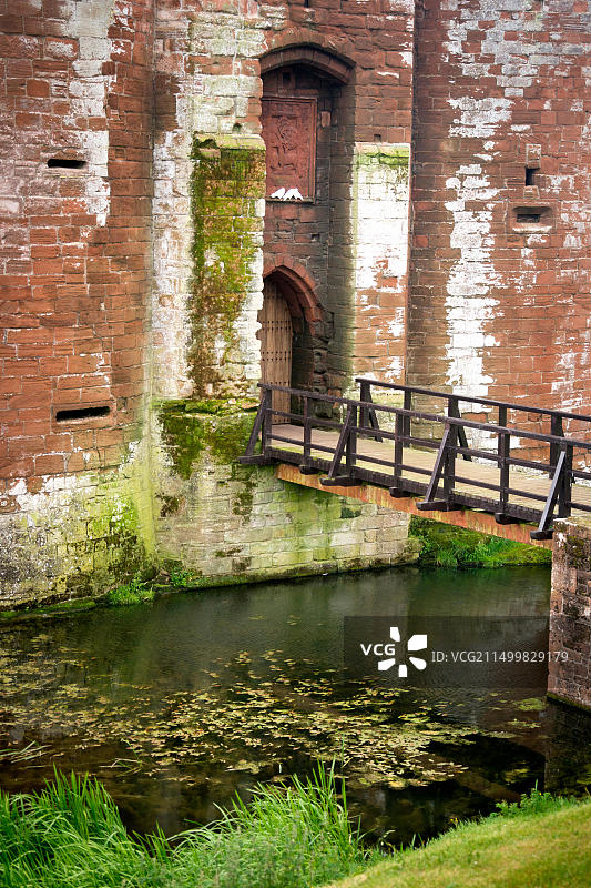 凯尔拉弗洛克城堡护城河入口特写，13世纪麦克斯韦家族建造的双护城河三角城堡图片素材