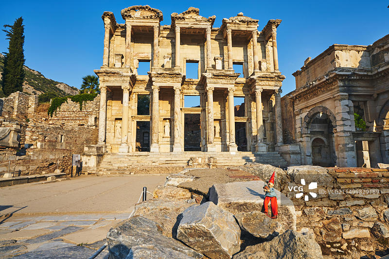 一个玩具坐在土耳其以弗所的塞尔苏斯古代图书馆前图片素材