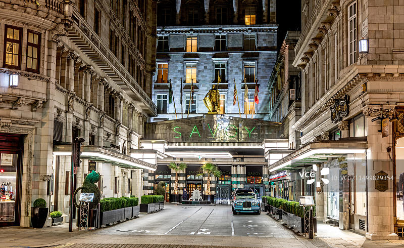 夜晚的伦敦萨 Savoy 酒店图片素材