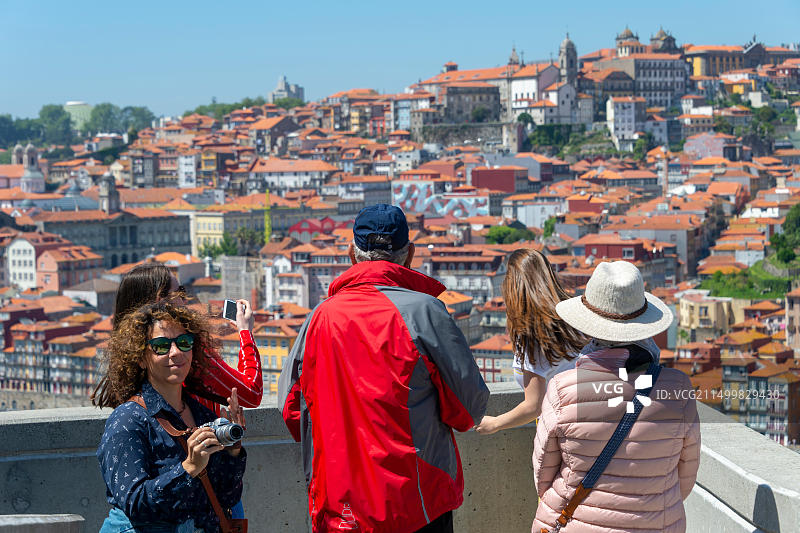 游客在葡萄牙波尔图的河边拍照图片素材