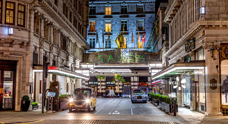 夜晚的伦敦萨 Savoy 酒店图片素材