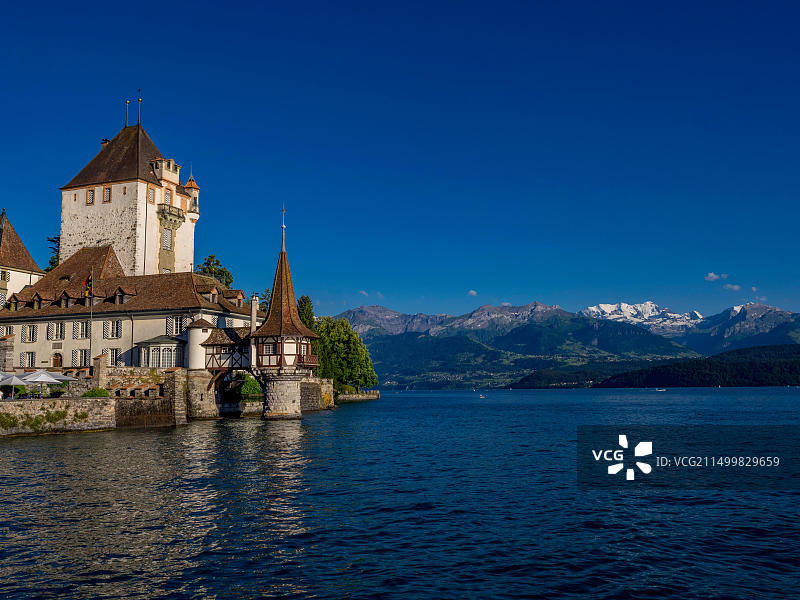 瑞士伯尔尼州图恩湖上的 Oberhofen 城堡图片素材