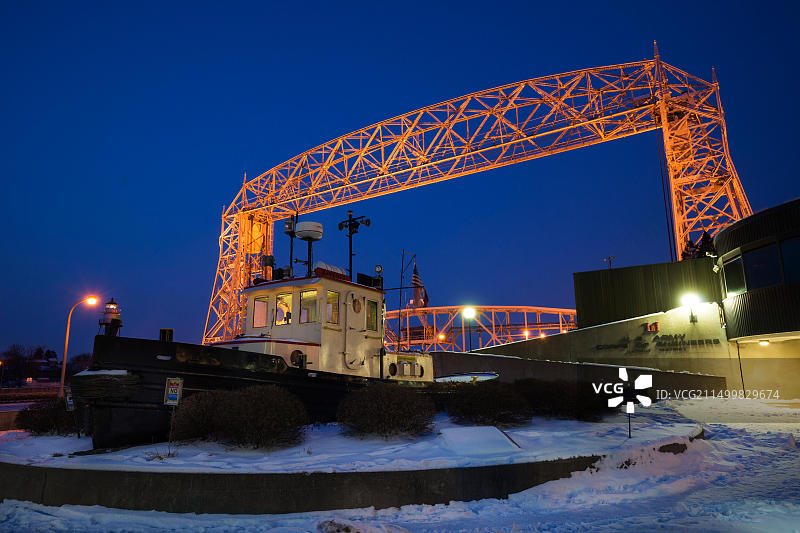 美国明尼苏达州苏必利尔湖上的桥梁和拖船图片素材