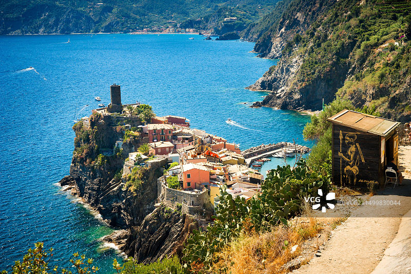 意大利五渔村韦尔纳扎村外著名徒步小径上的许可证检查小屋图片素材