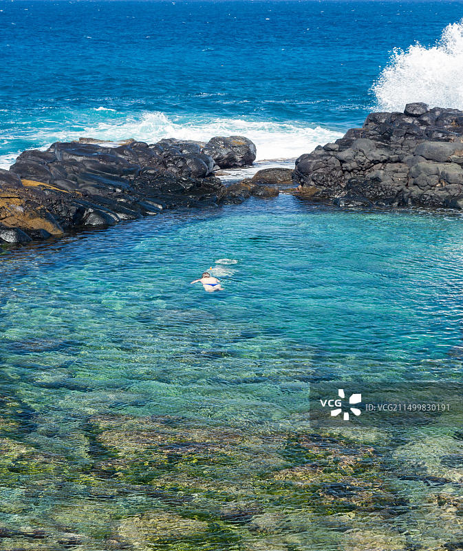 在考艾岛普林斯维尔皇后海滩的游客图片素材