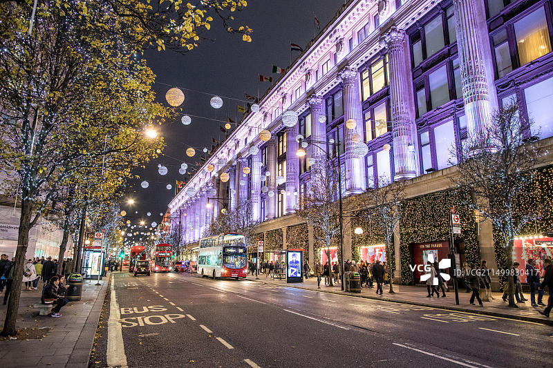 英国伦敦牛津街的塞尔福里奇百货公司夜景图片素材