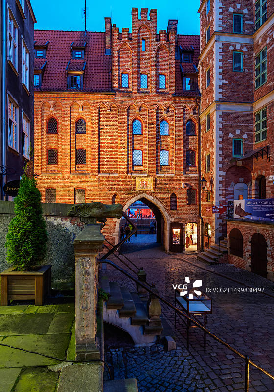 波兰波美拉尼亚省格但斯克老城黄昏时的圣玛丽亚茨卡门图片素材