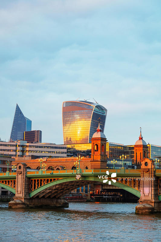 英国伦敦芬丘奇街20号“对讲机”大楼及伦敦桥图片素材