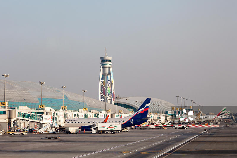 迪拜国际机场的飞机（2014年12月12日，阿拉伯联合酋长国迪拜）图片素材