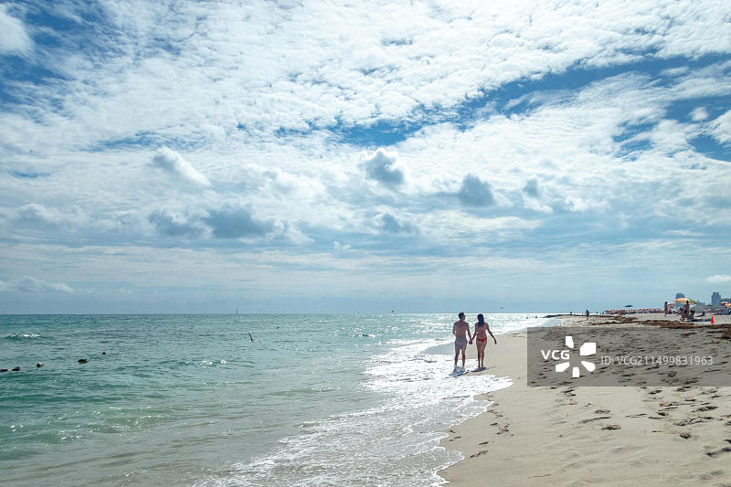 美国迈阿密海滩：情侣在佛罗里达州迈阿密海滩漫步图片素材