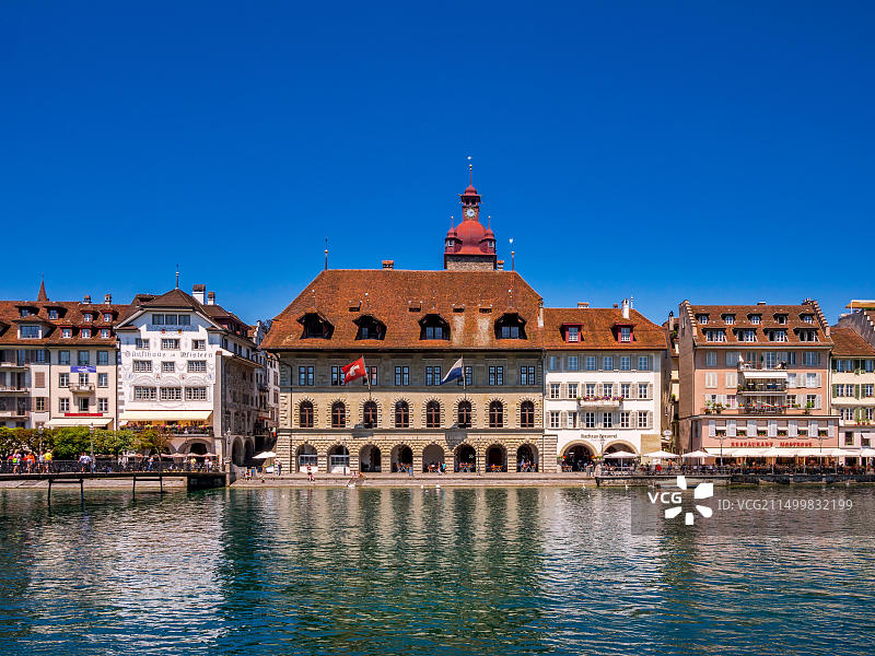 瑞士卢塞恩罗伊斯河畔的市政厅和餐厅图片素材