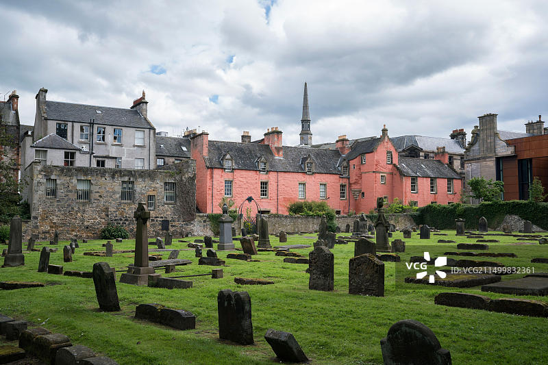 阿伯特住宅，15世纪由修道院院长建造，曾作为私人住宅、艺术学校和遗产中心，是阿伯特后面的粉红色建筑图片素材