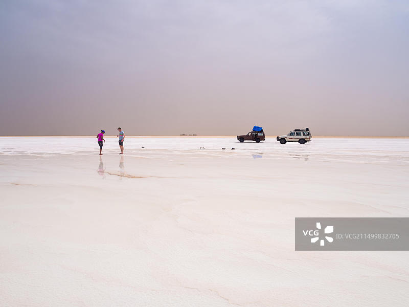 游客参观埃塞俄比亚阿法尔地区达纳基勒洼地的盐漠和湖泊图片素材