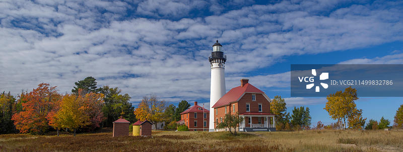 画岩国家湖岸，密歇根州：奥赛布尔灯塔（1874年）的日出图片素材