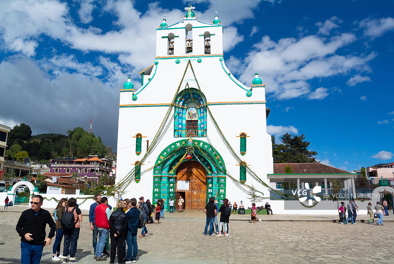 在墨西哥恰帕斯州圣胡安查穆拉的圣胡安教堂的游客和当地人图片素材