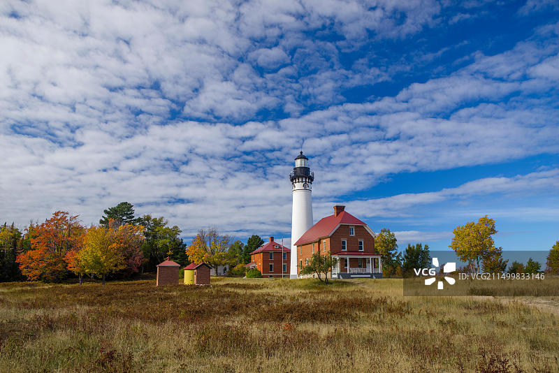 画岩国家湖岸，密歇根州：奥赛布尔灯塔（1874年）的日出图片素材
