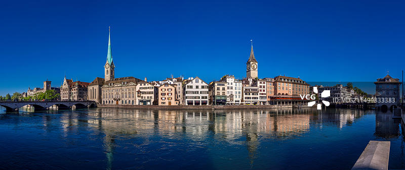 瑞士苏黎世景色，利马特河和教堂图片素材