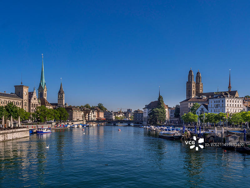 瑞士苏黎世景色，利马特河和教堂图片素材