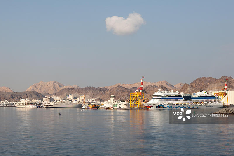 阿依达·斯特拉号邮轮在阿曼马斯喀特图片素材