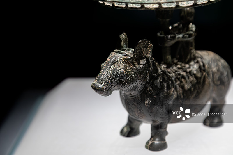 山西省博物院藏战国时期铜牺立人擎盘图片素材