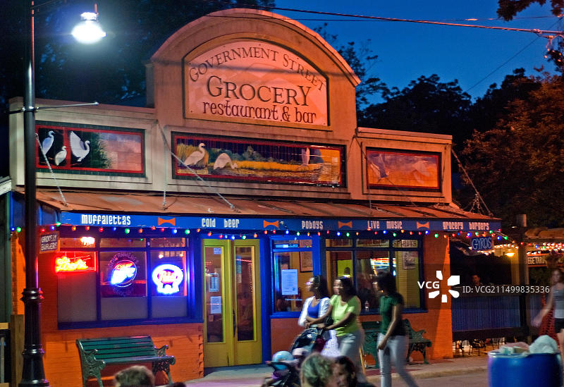 游客在密西西比州海洋泉政府街杂货店前漫步图片素材