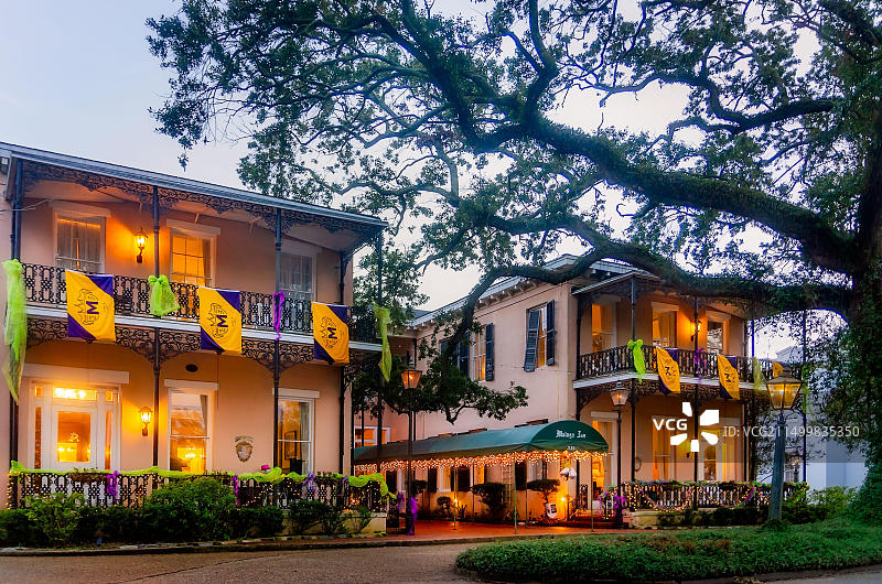 阿拉巴马州莫比尔市马拉加旅馆的暮色与狂欢节旗帜图片素材