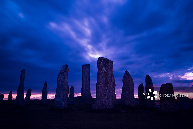 日落多云天空下的卡拉尼什立石剪影图片素材