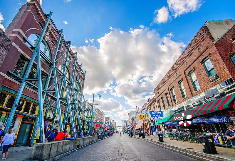 2015年9月12日,游客坐在田纳西州孟菲斯比尔街的Gallina交易所大楼外,这里现在是Silky O’Sullivan’s酒吧的所在地图片素材