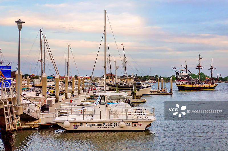 2015年4月10日，海盗船黑乌鸦号驶离佛罗里达州圣奥古斯丁市码头图片素材